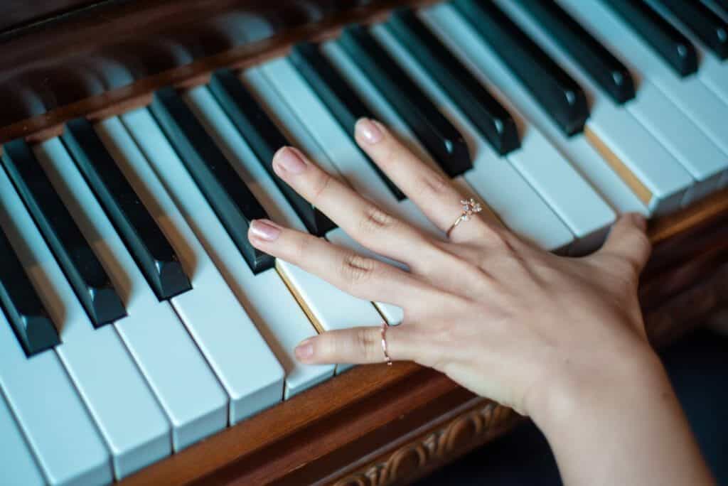 Learning to play piano for beginners